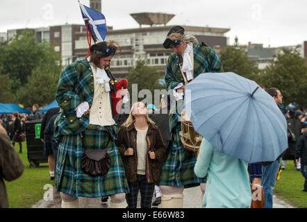 Glasgow, Scotland, Regno Unito. 16 Ago, 2014. I membri del pubblico assiste il 2014 World Pipe Band Championships durante il grado uno qualificatori a Glasgow Green il 16 agosto 2014 a Glasgow, in Scozia. La Annual World Pipe Band Championships ha restituito a Glasgow questo fine settimana, con un programma che avrà 300 spettacoli da 223 bande di cornamuse in lizza per il titolo di credito: Sam Kovak/Alamy Live News Foto Stock