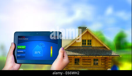 La temperatura di controllo di casa sul tablet. Connessione Wifi Foto Stock