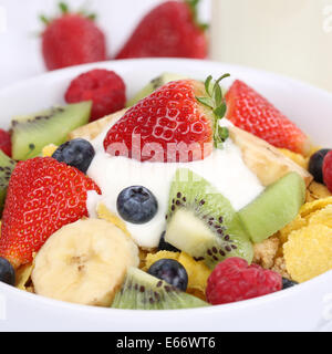 Frutti come fragole e banana con yogurt e latte per la colazione Foto Stock