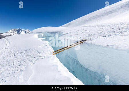 Un ampio e profondo crepaccio sulla strada per il vertice di Tocllaraju (6032m), valle Ishinca, Cordillera Blanca, Perù, Sud America Foto Stock