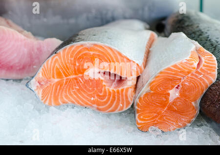 Materie filetto di salmone sul ghiaccio del banco di mercato Foto Stock