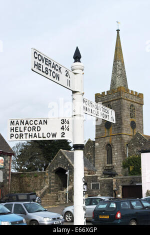 In vecchio stile Signpost trovanella Square a St Keverne Cornwall Regno Unito Foto Stock