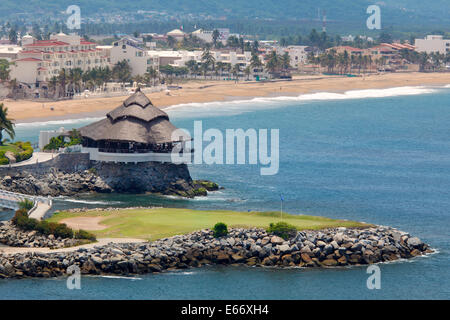 Xviii verde a Las Hadas Golf Resort con Playa Azul in background, Manzanillo, Colima, Messico Foto Stock