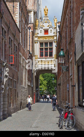 BRUGES, Belgio - 12 giugno 2014: lato posteriore del municipio e Blinde Ezelstraat street. Foto Stock