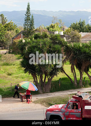 Vista sulla campagna a fianco di strada in città Fusagasuga in Colombia, Sud America. Foto Stock