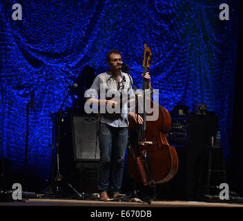 Portsmouth, Virginia, Stati Uniti d'America. Il 15 agosto, 2014. "Nickel Creek' porta la musica bluegrass al Ntelos Pavilion di Portsmouth. Credito: Jeff Moore/ZUMA filo/ZUMAPRESS.com/Alamy Live News Foto Stock