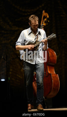 Portsmouth, Virginia, Stati Uniti d'America. Il 15 agosto, 2014. "Nickel Creek' porta la musica bluegrass al Ntelos Pavilion di Portsmouth. Credito: Jeff Moore/ZUMA filo/ZUMAPRESS.com/Alamy Live News Foto Stock