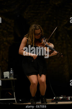 Portsmouth, Virginia, Stati Uniti d'America. Il 15 agosto, 2014. "Nickel Creek' porta la musica bluegrass al Ntelos Pavilion di Portsmouth. Credito: Jeff Moore/ZUMA filo/ZUMAPRESS.com/Alamy Live News Foto Stock