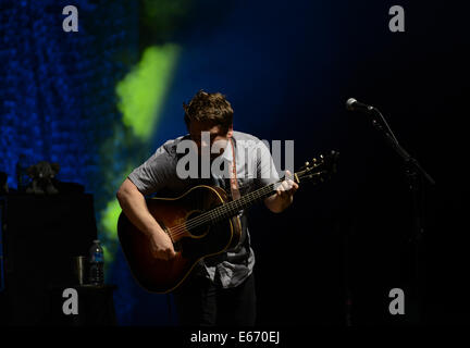 Portsmouth, Virginia, Stati Uniti d'America. Il 15 agosto, 2014. "Nickel Creek' porta la musica bluegrass al Ntelos Pavilion di Portsmouth. Credito: Jeff Moore/ZUMA filo/ZUMAPRESS.com/Alamy Live News Foto Stock