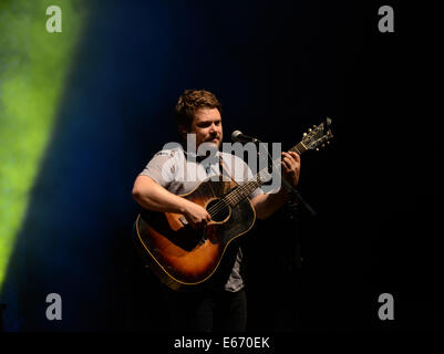 Portsmouth, Virginia, Stati Uniti d'America. Il 15 agosto, 2014. "Nickel Creek' porta la musica bluegrass al Ntelos Pavilion di Portsmouth. Credito: Jeff Moore/ZUMA filo/ZUMAPRESS.com/Alamy Live News Foto Stock