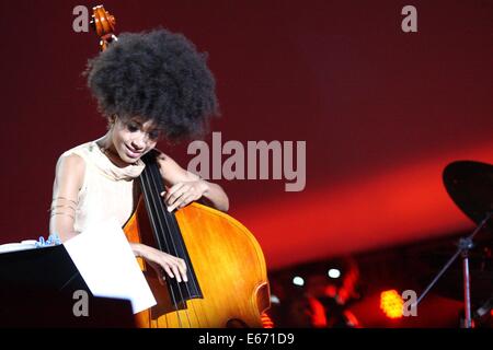 Gdansk, Poalnd 16th, Agosto 2014 Solidarietà del Festival delle arti, La Esperanza + concerto in Gdansk. American jazz star Esperanza Spalding suona dal vivo sul palco Credito: Michal Fludra/Alamy Live News Foto Stock