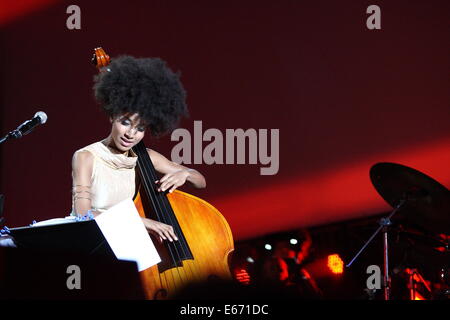 Gdansk, Poalnd 16th, Agosto 2014 Solidarietà del Festival delle arti, La Esperanza + concerto in Gdansk. American jazz star Esperanza Spalding suona dal vivo sul palco Credito: Michal Fludra/Alamy Live News Foto Stock