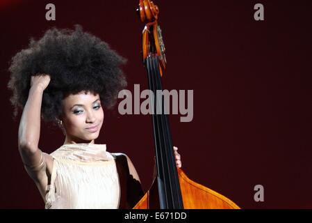 Gdansk, Poalnd 16th, Agosto 2014 Solidarietà del Festival delle arti, La Esperanza + concerto in Gdansk. American jazz star Esperanza Spalding suona dal vivo sul palco Credito: Michal Fludra/Alamy Live News Foto Stock