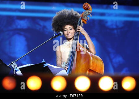 Gdansk, Poalnd 16th, Agosto 2014 Solidarietà del Festival delle arti, La Esperanza + concerto in Gdansk. American jazz star Esperanza Spalding suona dal vivo sul palco Credito: Michal Fludra/Alamy Live News Foto Stock