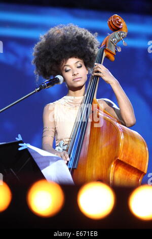 Gdansk, Poalnd 16th, Agosto 2014 Solidarietà del Festival delle arti, La Esperanza + concerto in Gdansk. American jazz star Esperanza Spalding suona dal vivo sul palco Credito: Michal Fludra/Alamy Live News Foto Stock