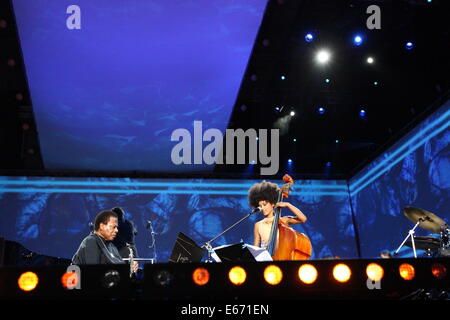 Gdansk, Poalnd 16th, Agosto 2014 Solidarietà del Festival delle arti, La Esperanza + concerto in Gdansk. Wayne Shorter e Esperanza Spalding esibirsi dal vivo sul palco Credito: Michal Fludra/Alamy Live News Foto Stock