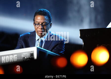 Gdansk, Polonia 16th, Agosto 2014 Solidarietà di Arts Festival in Gdansk. American, pianista tastierista, bandleader e compositore Herbie Hancock suona dal vivo sul palco durante la Esperanza + concerto. Credito: Michal Fludra/Alamy Live News Foto Stock