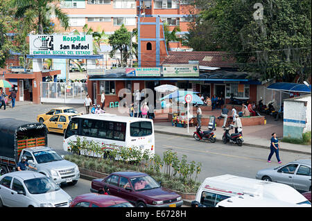 Una zona trafficata al di fuori dell'ospedale San Rafael in Fusagasuga, Colombia, America del Sud. Foto Stock