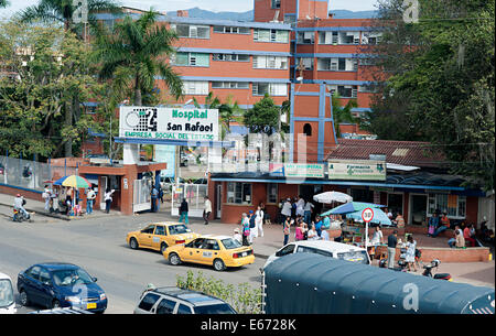 Una zona trafficata al di fuori dell'ospedale San Rafael in Fusagasuga, Colombia, America del Sud. Foto Stock