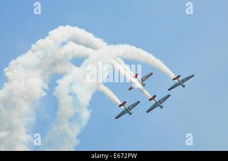 Chicago, Stati Uniti d'America. 16 Ago, 2014. AeroShell Aerobatic Team esegue durante la cinquantaseiesima annuale di Chicago aria e acqua mostrano a Chicago, negli Stati Uniti, e il agosto 16, 2014. Il Chicago aria e acqua mostrano è il più grande spettacolo gratuito del suo genere negli Stati Uniti. La due giorni di spettacolo inizia il sabato. Credito: Shaoli/Xinhua/Alamy Live News Foto Stock