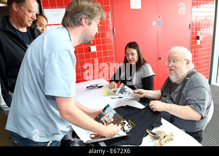 Londra, Regno Unito. Il 16 agosto 2014. Gioco di troni autore George RR Martin libro firma a Loncon 3 la 72World Science Fiction Convention a Londra, Inghilterra Credito: Paul Brown/Alamy Live News Foto Stock