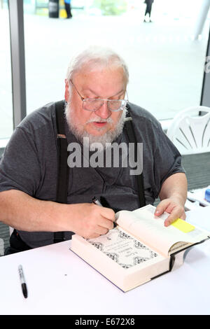 Londra, Regno Unito. Il 16 agosto 2014. Gioco di troni autore George RR Martin libro firma a Loncon 3 la 72World Science Fiction Convention a Londra, Inghilterra Credito: Paul Brown/Alamy Live News Foto Stock