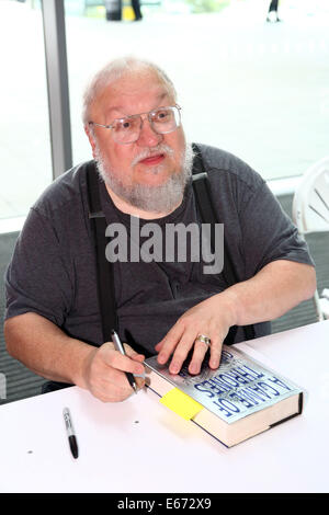 Londra, Regno Unito. Il 16 agosto 2014. Gioco di troni autore George RR Martin libro firma a Loncon 3 la 72World Science Fiction Convention a Londra, Inghilterra Credito: Paul Brown/Alamy Live News Foto Stock