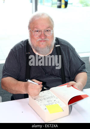 Londra, Regno Unito. Il 16 agosto 2014. Gioco di troni autore George RR Martin libro firma a Loncon 3 la 72World Science Fiction Convention a Londra, Inghilterra Credito: Paul Brown/Alamy Live News Foto Stock