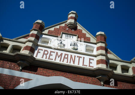 La parte superiore dell'entrata di Fremantle Markets, che mostra la parola 'Fremantle' e il nero nuotato motif del Western Australia Foto Stock