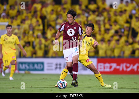 Hitachi Kashiwa Stadium, Chiba, Giappone. 16 Ago, 2014. (L a R) Ryota Morioka (Vissel), Kaoru Takayama (Reysol), 16 agosto 2014 - Calcetto : 2014 J.League Division 1 tra Kashiwa Reysol 2-0 Vissel Kobe a Hitachi Kashiwa Stadium, Chiba, Giappone. © YUTAKA AFLO/sport/Alamy Live News Foto Stock