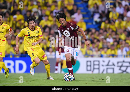 Hitachi Kashiwa Stadium, Chiba, Giappone. 16 Ago, 2014. (L a R) Masushima Tatsuya (Reysol), Ryota Morioka (Vissel), 16 agosto 2014 - Calcetto : 2014 J.League Division 1 tra Kashiwa Reysol 2-0 Vissel Kobe a Hitachi Kashiwa Stadium, Chiba, Giappone. © YUTAKA AFLO/sport/Alamy Live News Foto Stock