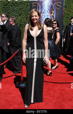 Los Angeles, California, USA. 16 Ago, 2014. Allison Janney frequentando il 2014 Creative Arts Emmy Awards - Gli arrivi presso il Nokia Theatre di Los Angeles, la California il 16 agosto 2014. 2014 Credit: D. lunga/Globe foto/ZUMA filo/Alamy Live News Foto Stock