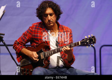 Il chitarrista, Gilles Coronado dal Louis Sclavis Atlas Trio suona dal vivo sul palco del Jazz e gioia festival 2014 in worm. Il Louis Sclavis Atlas Trio fondatore, Louis Sclavis ha vinto il Prix Django Reinhardt award e il British Jazz-Award. © Michael Debets/Pacific Press/Alamy Live News Foto Stock