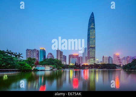 Shenzhen, Cina skyline della città al crepuscolo. Foto Stock