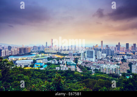 Shenzhen, Cina skyline della città al crepuscolo. Foto Stock