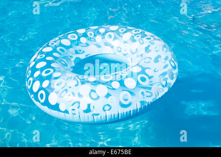 Blu piscina gonfiabile cerchio nella piscina all'aperto nel giorno di estate Foto Stock