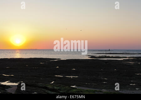 Sundown oltre oceano Atlantico vicino Piriac-sur-Mer Città sulla penisola di guerande, Francia Foto Stock