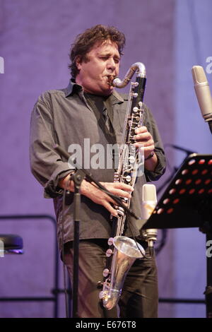 Worm, Germania. Il 16 agosto 2014. Clarinettista Louis Sclavis da Louis Sclavis Atlas Trio è raffigurato performing live sul palco del Jazz e gioia festival 2014 in worm. Il Louis Sclavis Atlas Trio eseguita dal vivo presso il Jazz e la gioia Festival 2014 in worm. Il fondatore Louis Sclavis ha vinto il Prix Django Reinhardt award e il British Jazz-Award. Credito: Michael Debets/Alamy Live News Foto Stock