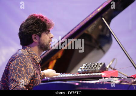 Worm, Germania. Il 16 agosto 2014. Il pianista Benjamin Moussay da Louis Sclavis Atlas Trio è raffigurato performing live sul palco del Jazz e gioia festival 2014 in worm. Il Louis Sclavis Atlas Trio eseguita dal vivo presso il Jazz e la gioia Festival 2014 in worm. Il fondatore Louis Sclavis ha vinto il Prix Django Reinhardt award e il British Jazz-Award. Credito: Michael Debets/Alamy Live News Foto Stock