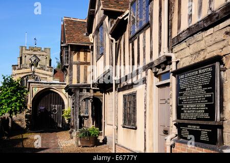 Vista del Lord Leycester Hospital e St James cappella lungo High Street, Warwick, Warwickshire, Inghilterra, Regno Unito, Europa occidentale. Foto Stock