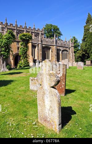 Vecchie lapidi nel sagrato della chiesa di san giacomo chiesa, Chipping Campden, il Costwolds, Gloucestershire, England, Regno Unito, Europa. Foto Stock