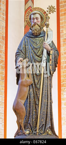 BRUGES, Belgio - 13 giugno 2014: scolpite satatue policromo del Santo Egidius in st. Giles Church (Sint Gilliskerk) Foto Stock