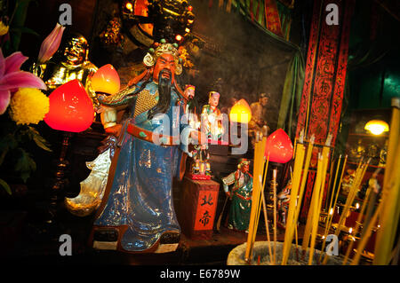 Popolare cinese dio Guan Yu presso il Tempio di Tin Hau in ya ma tei, hong kong Foto Stock