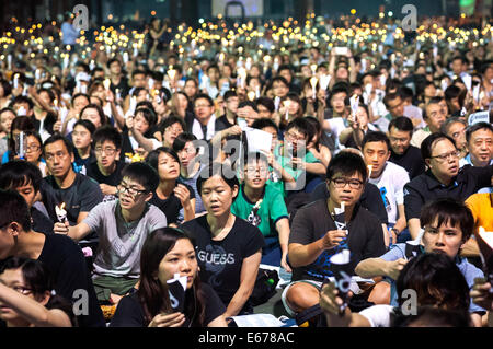 Folle si radunarono presso il massacro di piazza Tiananmen anniversario in Victoria Park, Hong Kong Foto Stock