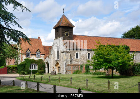 Berks - Hurley sul Tamigi - St Mary's - navata originariamente di Hurley Priory chiesa - quella anglosassone e Norman arrivi - Campanile Foto Stock