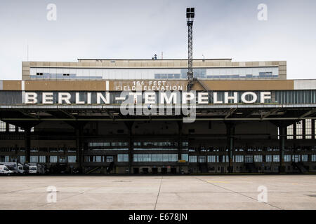 Vista del vecchio terminal presso l'aeroporto Tempelhof di Berlino Germania Foto Stock