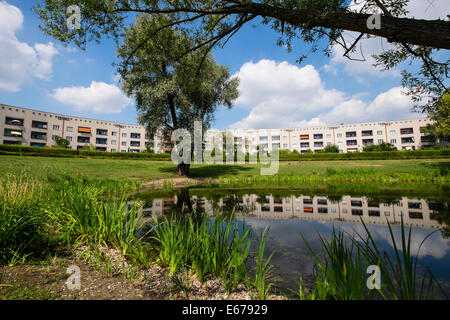 Alloggiamento modernista a Grosssiedlung Britz - Hufeisensiedlung (alloggiamento a ferro di cavallo) sito UNESCO Berlino, Germania Foto Stock