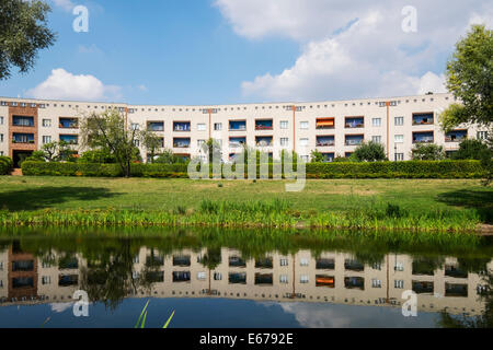 Alloggiamento modernista a Grosssiedlung Britz - Hufeisensiedlung (alloggiamento a ferro di cavallo) sito UNESCO Berlino, Germania Foto Stock