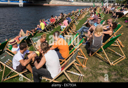 Occupato outdoor cafe e bar accanto al fiume Sprea a Berlino Germania Foto Stock
