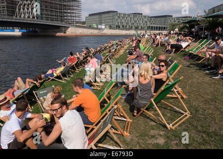 Occupato outdoor cafe e bar accanto al fiume Sprea a Berlino Germania Foto Stock